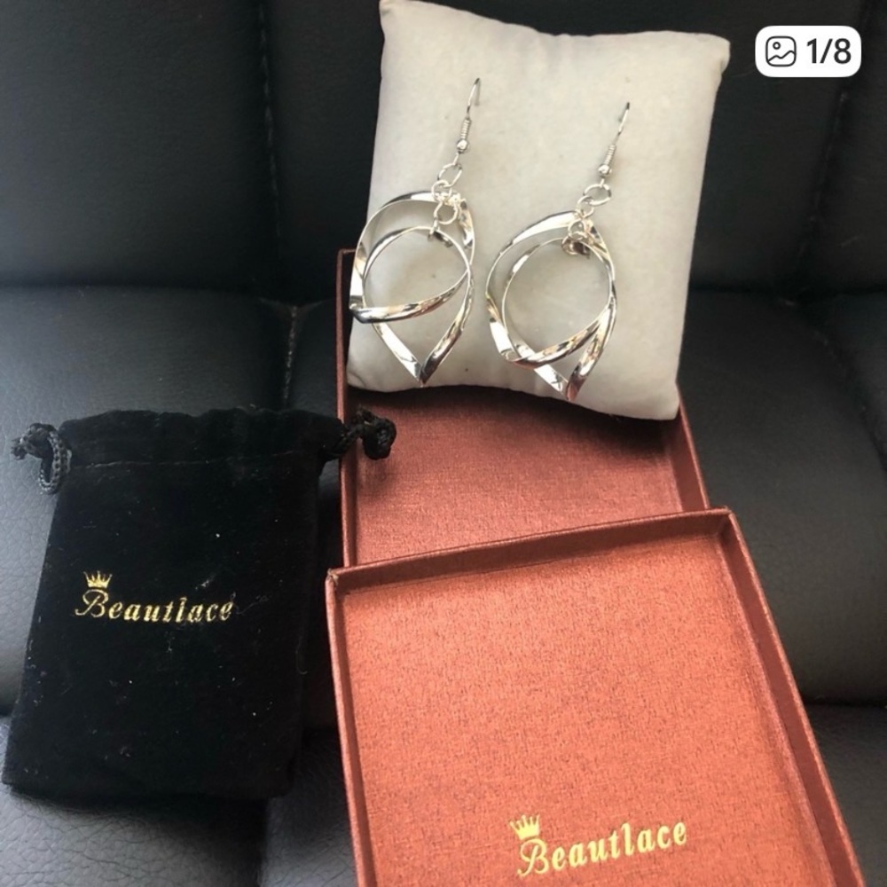 🩶 Beautlace Gorgeous Stainless Steel Leafs Earrings
NWT
Silver Tone Earrings 🩶